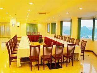 Khác Sạn Holiday View Cát Bà