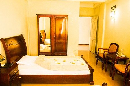 Khách sạn Sông La