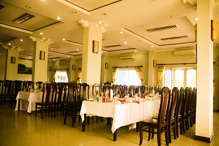 Khách sạn Sông La