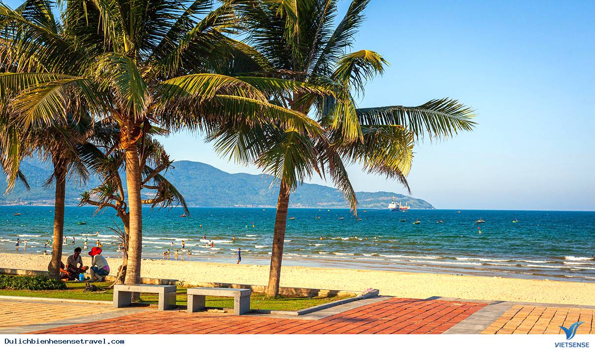 Bãi biển Mỹ Khê nằm ở vị trí nào?