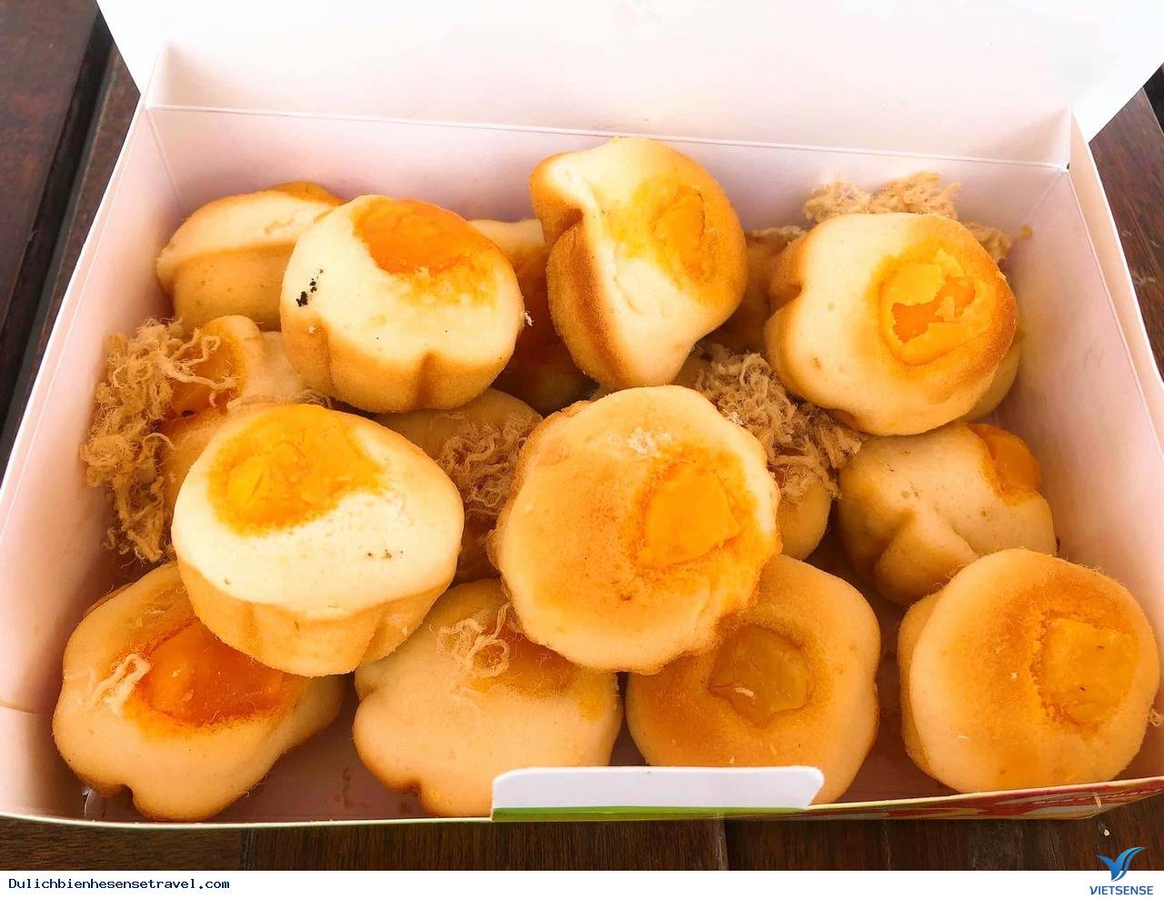 Bánh Bông Lan Trứng Muối Bánh Bông Lan Trứng Muối