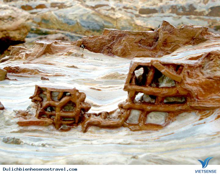 Độc Đáo Vách Núi Socola Trên Đảo Cô Tô - Ảnh 3 Độc Đáo Vách Núi Socola Trên Đảo Cô Tô - Ảnh 3