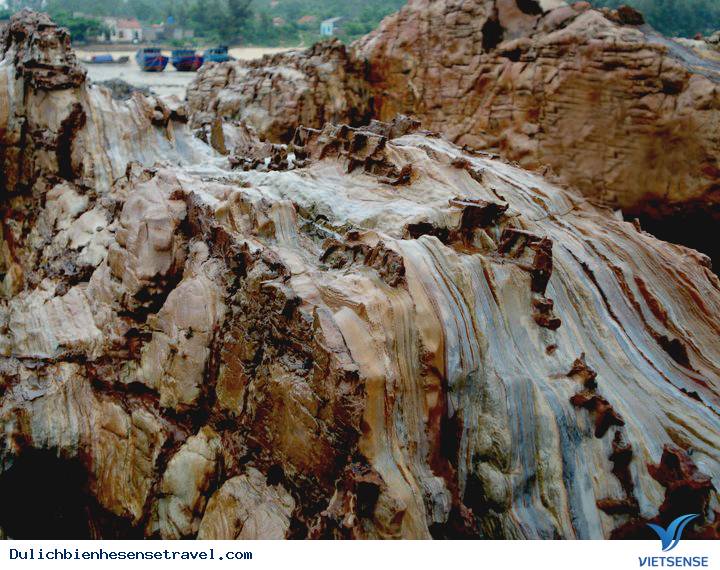 Vách núi socola trên đảo cô tô Vách núi socola trên đảo cô tô