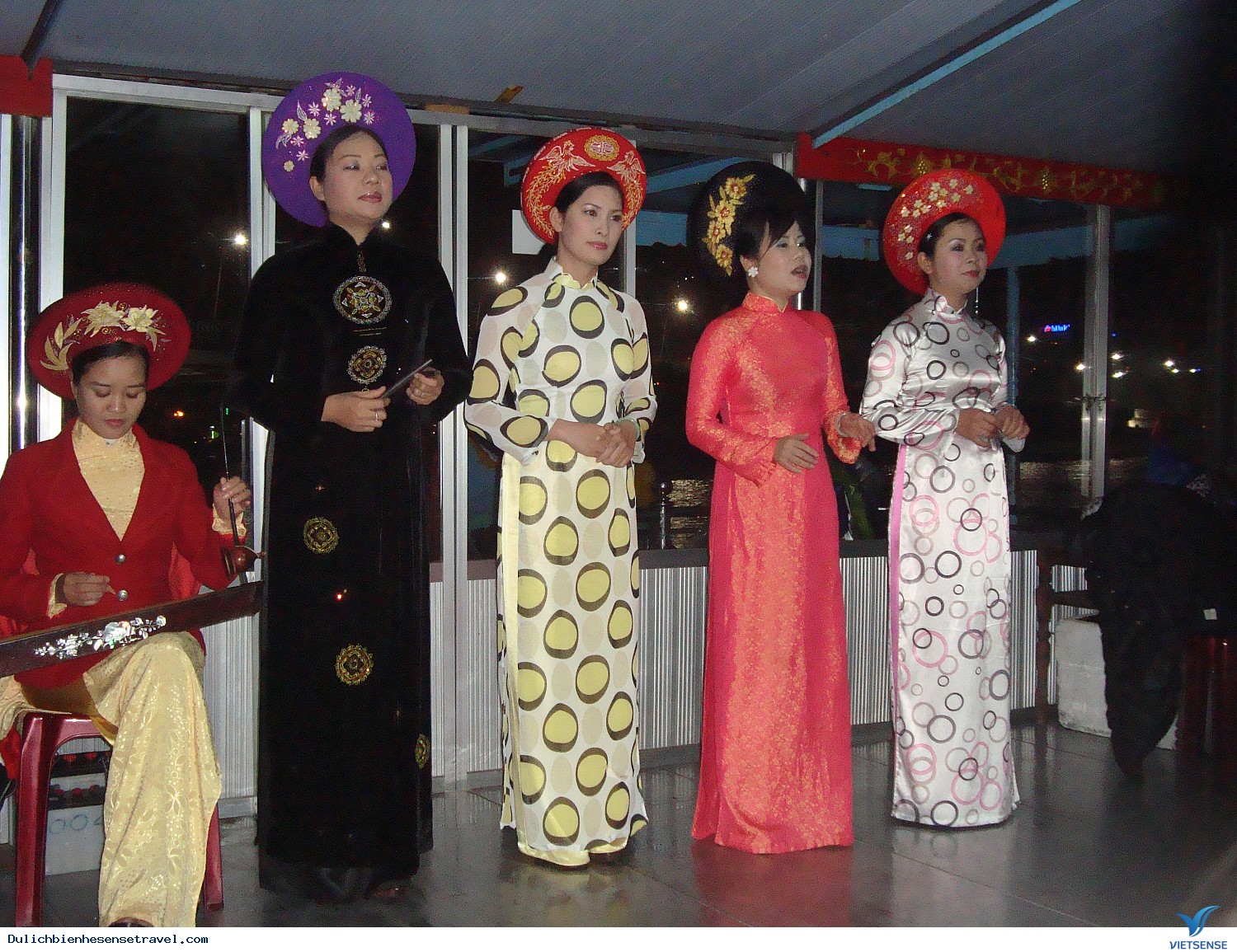 Nghe ca Huế trên sông Hương Nghe ca Huế trên sông Hương