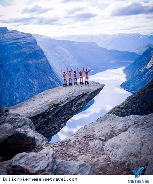 Nhóm khách thăm quan khỏa thân chụp ảnh trên Lưỡi Quỷ - Ảnh 1