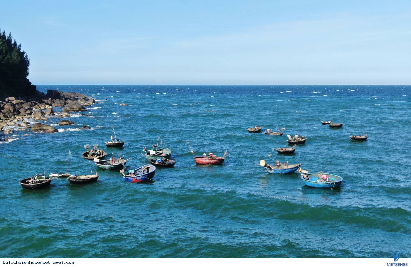 Tận hưởng mùa hè ở bãi biển Chân Mây